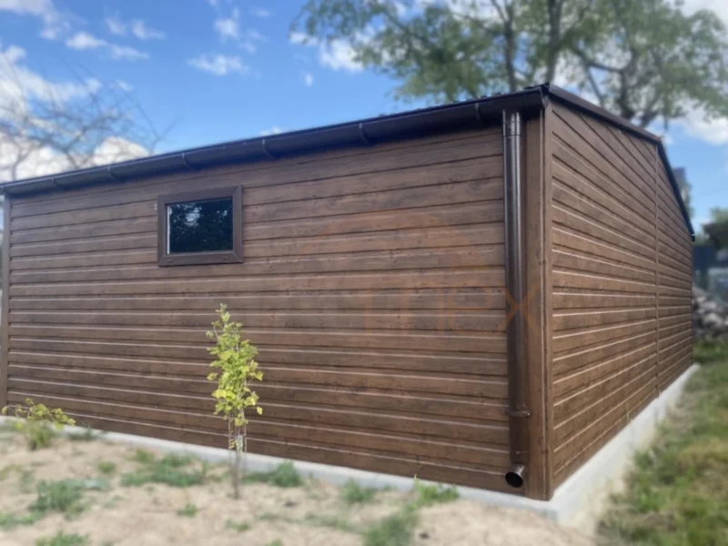 Garaż blaszany Drewnopodobny 8x5 m Orzech | 2 Bramy Uchylne | 2 Okna | Rynny | Profil